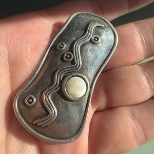 925 Sterling silver brooch with mother of pearl